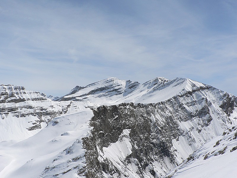 Du sommet : L'Estrop au milieu et le Puy de la Sèche à droite