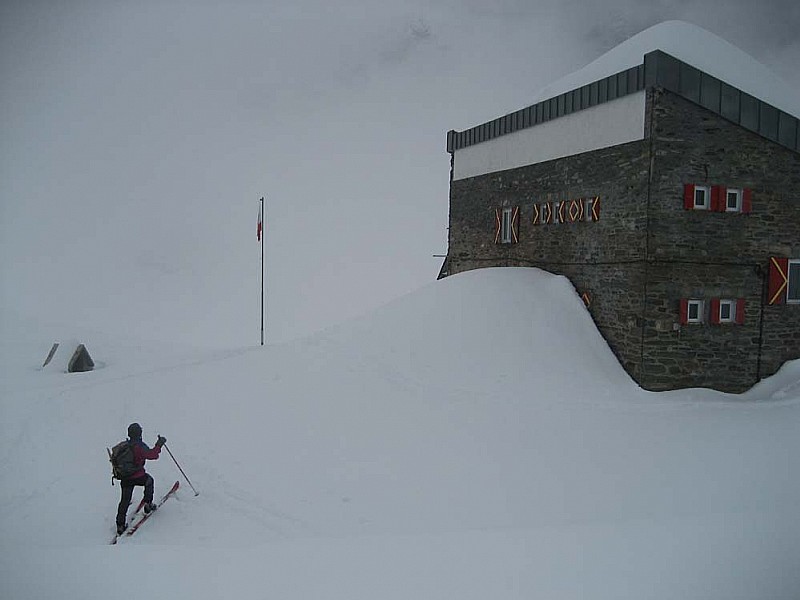 refuge Gastaldi : l'entrée principale est sous le neige