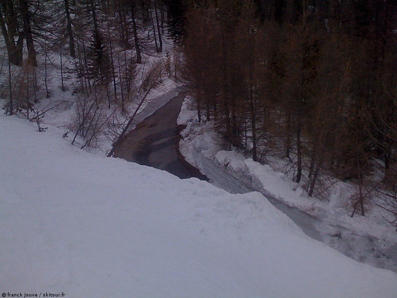 Descente : Descente ski au pieds jusqu'en bas, noter les murs de neige