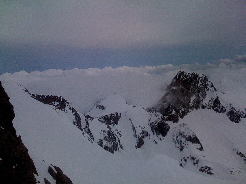 Mer de nuages : Mer de nuages sur l'Italie qui vient buter sur la crête frontalière