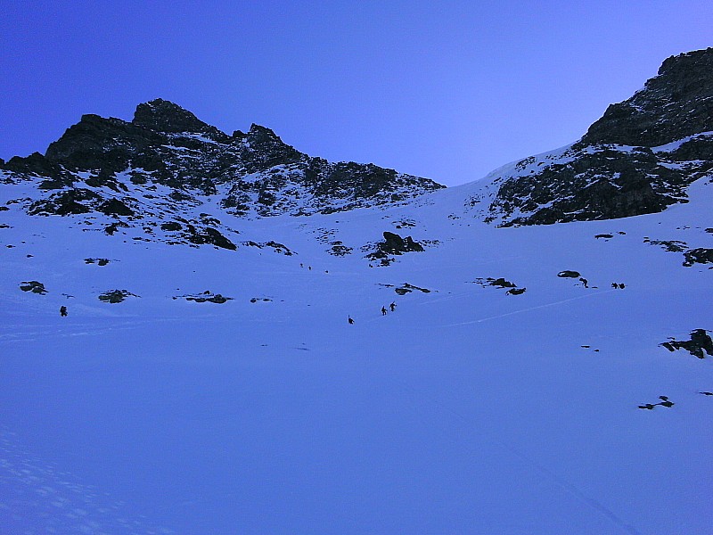 J3 Glacier du Meitin : Au dessus du refuge, l'accès au plateau du Couloir semble bien raide... (45° : cramponnage très recommandé)