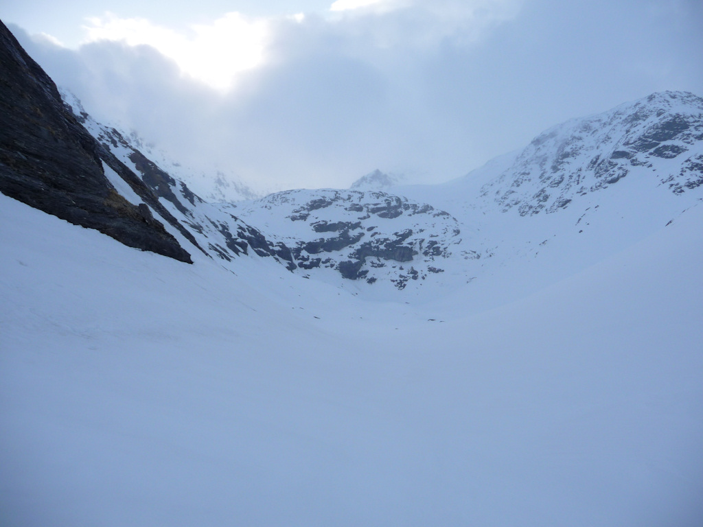 Fond du vallon du Nant Cruet : La pente d'accès au glacier, c'est droit devant.