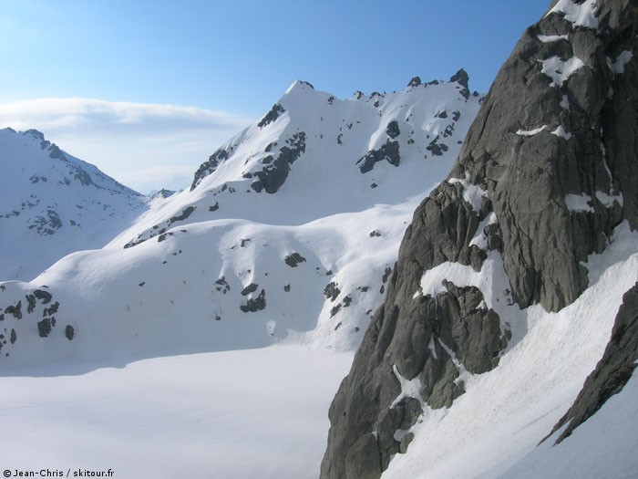 Dans la montée : Au dessus du lac de Capitellu. L'enneigement est encore beau en altitude.