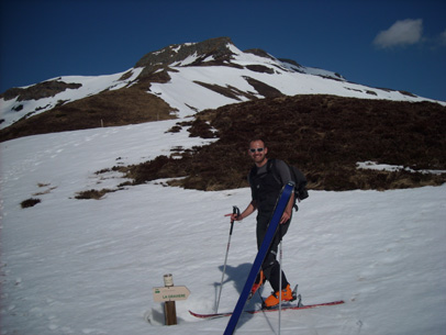 Au col de Cabre : io marchant presque sur la pancarte