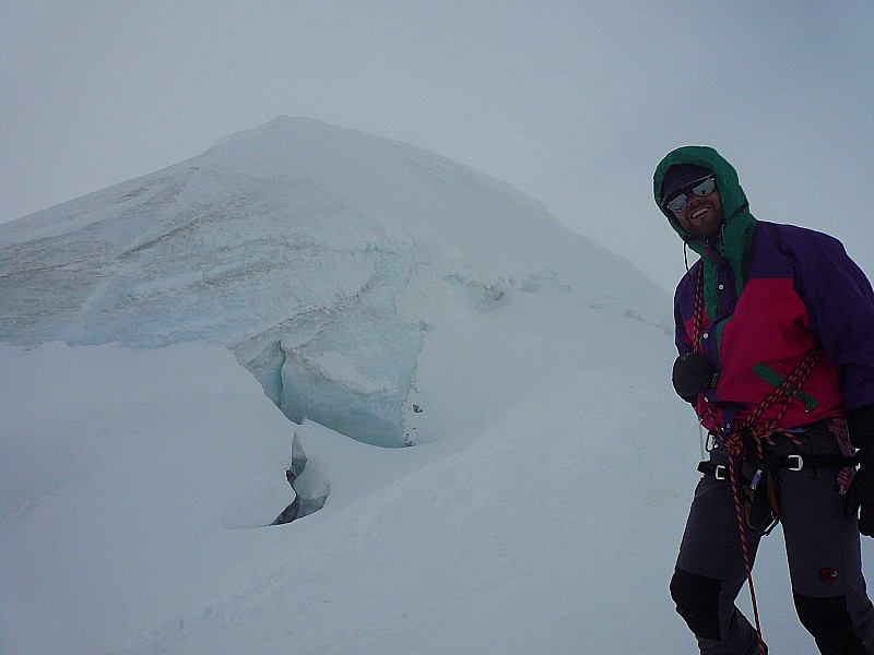 le bishorn : devant le bishorn, pres de la rymaye, le sommet se trouve 50m plus haut apres le passage d'un pont de neige
