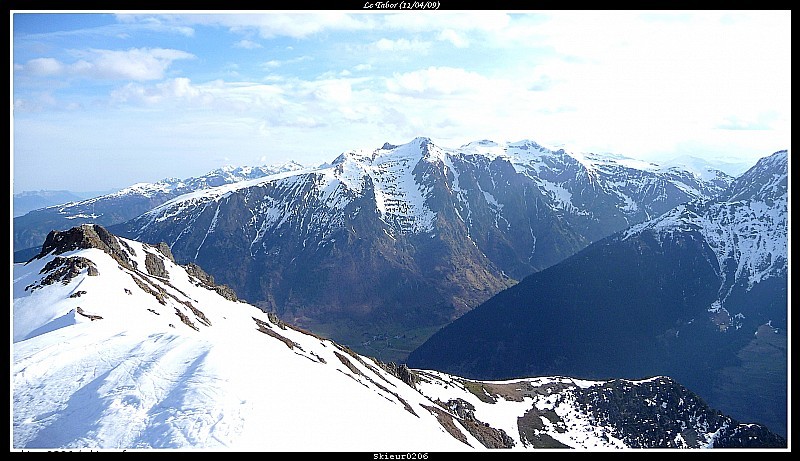 Depuis le sommet : Vue sur Belledonne au loin avec Chamrousse puis le Taillefer.