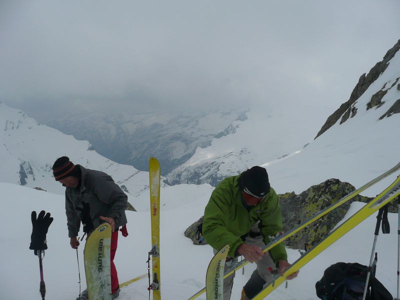 Préparatifs de descente : Peu de visibilité mais bonne neige transfo