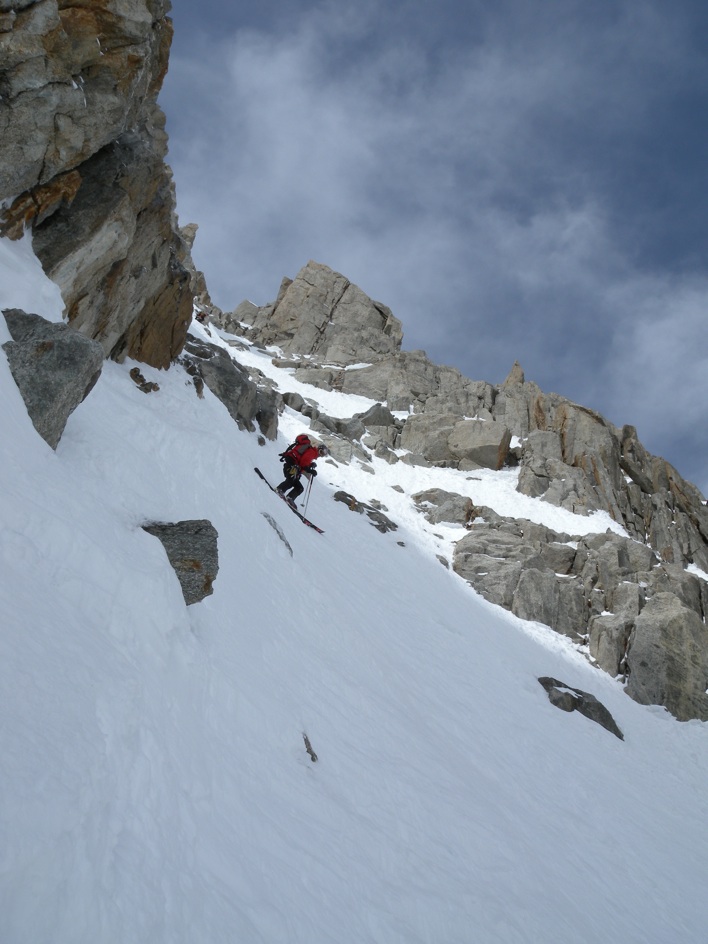Haut du couloir : En béton irrégulier