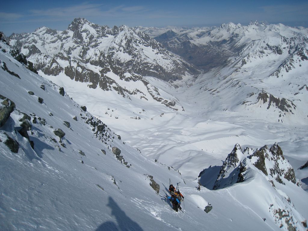 Calotte des Agneaux : remontée de l'arete sur fond de Reine Meije