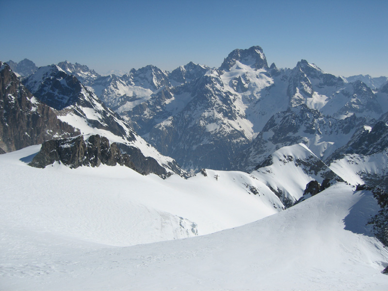 Vue imprenable : La Barre des Ecrins au milieu