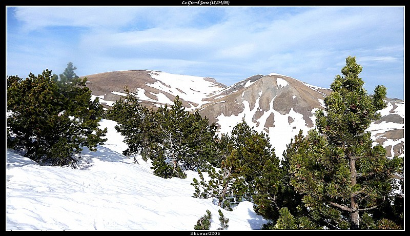 Depuis la Chinarde : Vue sur le Grand Serre, notre prochaine montée. Malgré le peu de neige qu'on voit, on ski largement jusqu'au sommet avec encore de grandes étendues de neige.