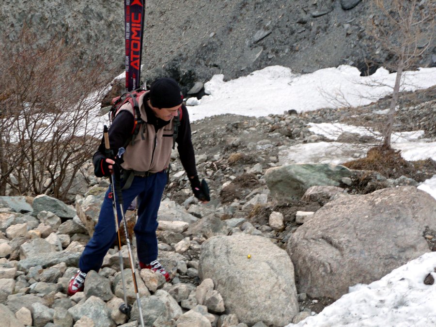 Pâques en montagne : Tiens, un oeuf. Les cloches sont passées par ici...