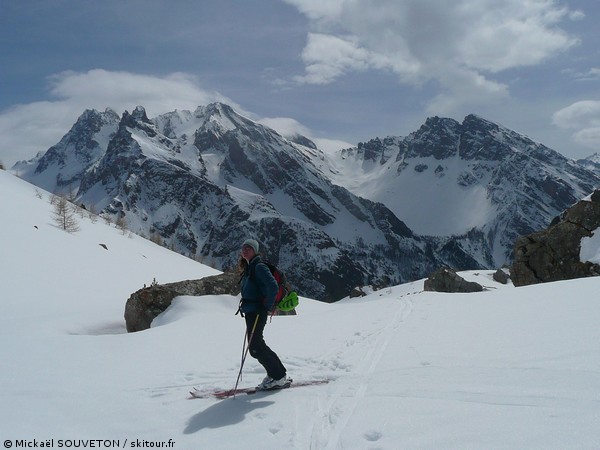 Mortice : Ambiance assez sauvage dans le vallon des Houerts face au Chambeyron.