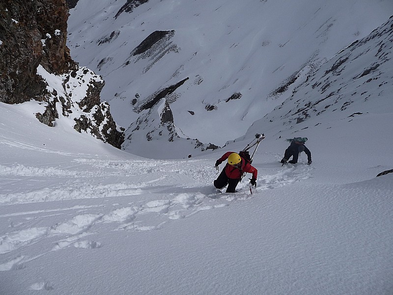 couloir : romain et djeb arrivent au sommet du couloir avec le soleil , pendant que deux skieurs qui ont tracés la montée ,merci ,redescendent déjà.