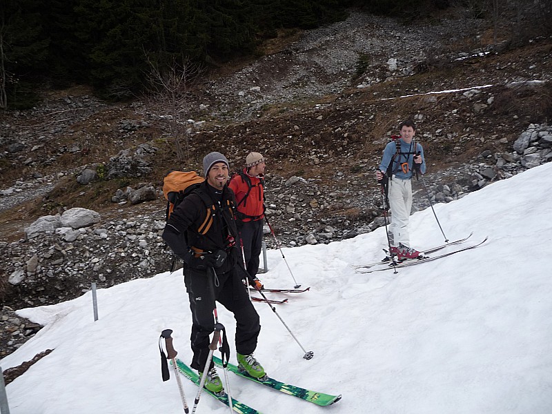 chaussage : ah enfin chaussage des skis après la montée dans la forêt à pieds