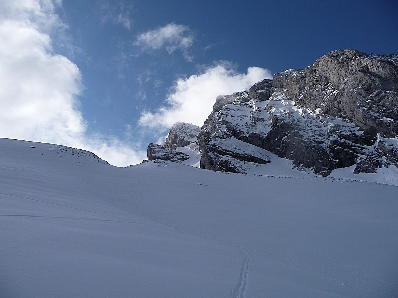 coulior combaz : on eparçoit la partie inférieure du couloir à gauche avec le passage dans les rochers , il a l'air en condition