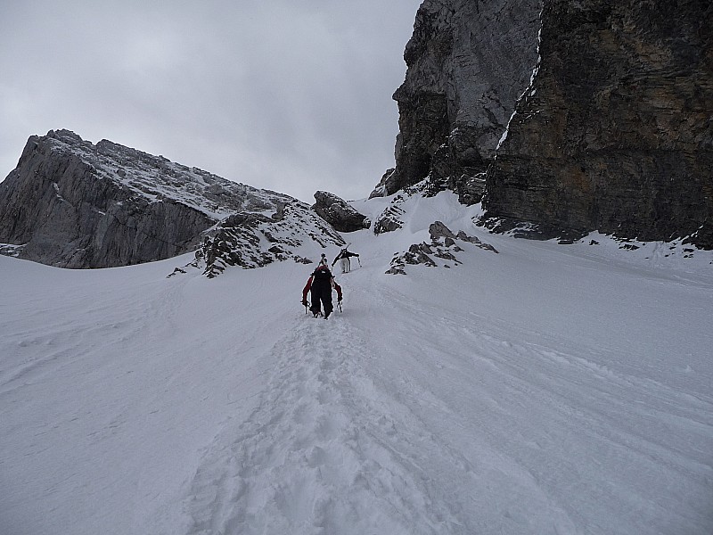 couloir : xav en tête suivis de romain arrivent au sommet de la partie inférieure
