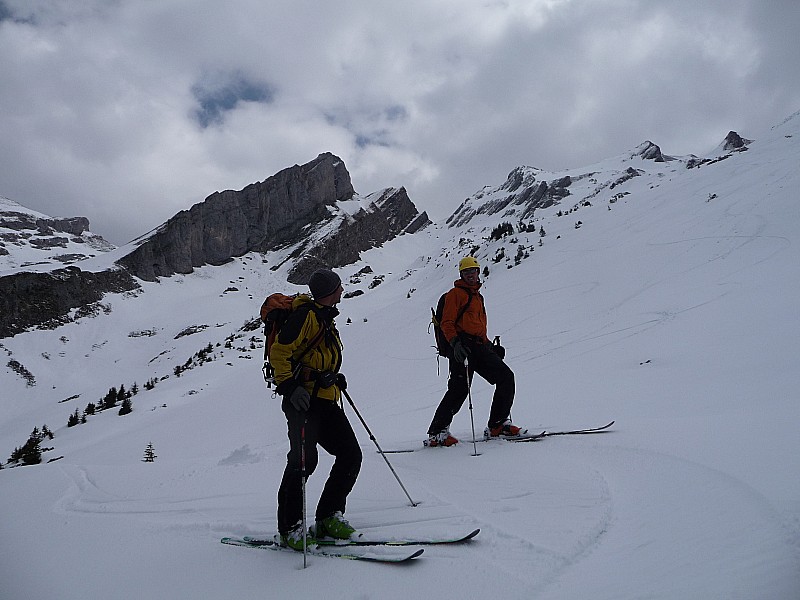 romain et djeb : dans la combe de la blonnière ,le col ,sommet de la combe à marion en arrière plan