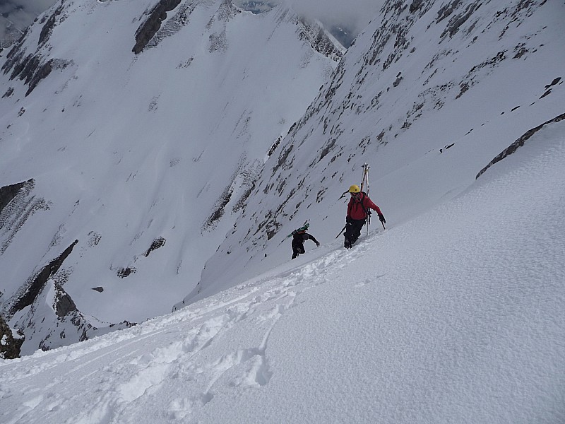 couloir : romain suivi de djeb arrivent au sommet du couloir