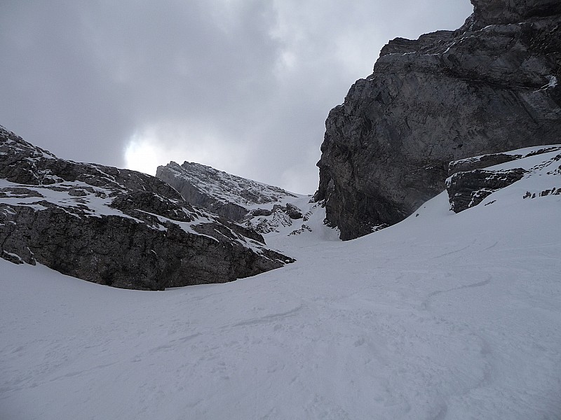 couloir : vue sur le couloir , je récupère mes skis d'approche que j'avais laisser à peu près au premier 1/3