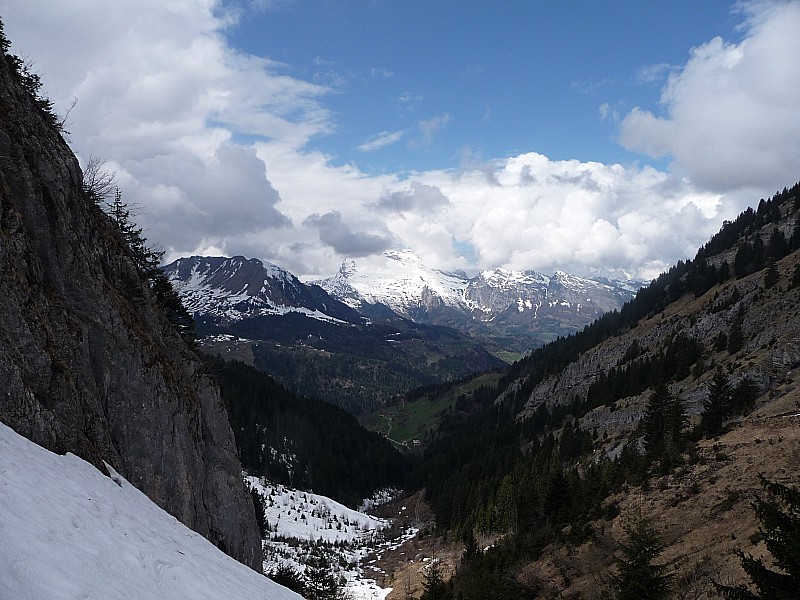 combe de la blonnière:le bas : vur sur le sulens à gauche et la tournette .
on voit très bien qu'il reste de la neige versant nord mais côté sud y'a que de l'herbe
