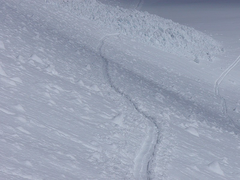 Rive G du glacier du Chardon : Une coulée qui a recouvert nos traces de montée...prudence !!!
