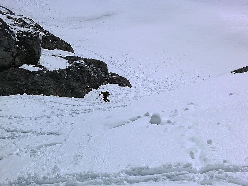 Petite marche ! : Ca se redresse (enfin !) pour passer du glacier du Chardon à celui de Rouies... Raide mais court ! Passage complètement ravagé à la descente, si ça gèle la dessus, il faudra les crampons !