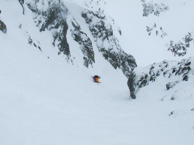 Alphonse Favre, Couloir NW : Descente dans une bonne neige, on y va quand meme molo, on a bien des doutes ...