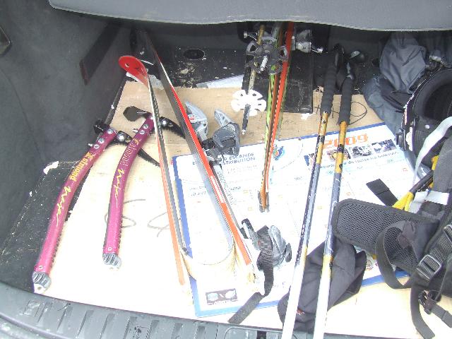 Alphonse Favre, Couloir NW : Finalement, c'est bien plus pratique pour ranger les skis dans la voiture , plus besoin de barres de toit .