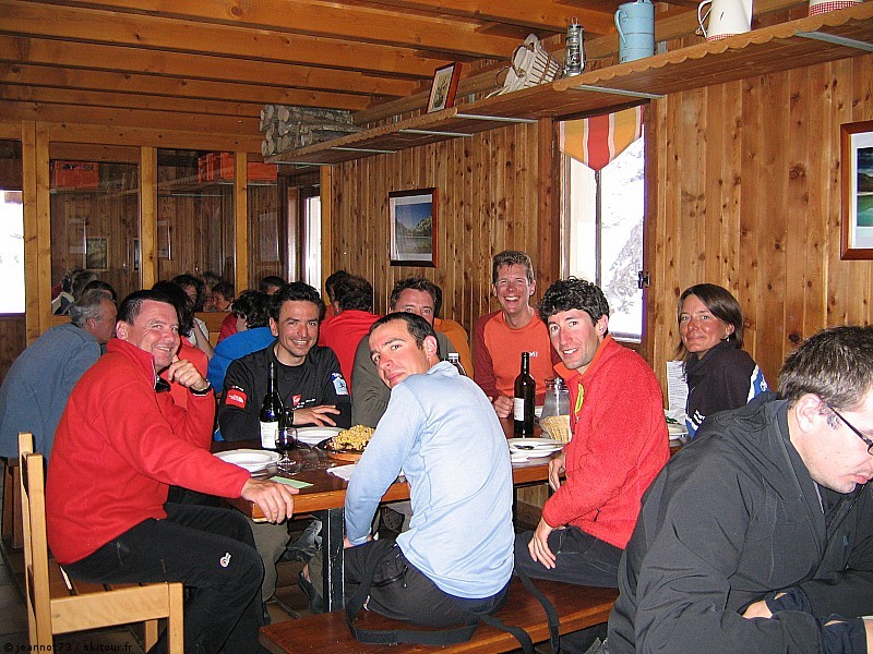 Le clan des 7 : Les mines réjouies en disent longs sur l'ambiance, la neige, la nourriture, ...