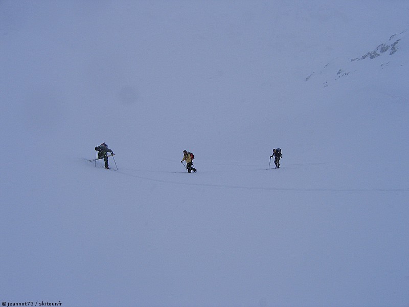 Neige et brouillard : La neige va nous accompagner pendant ces 3 jours.
3 jours de trace à faire (on ne s'en plaindra pas), des grands espaces à godiller