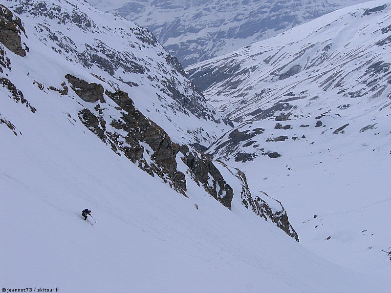 Dans les dernières pentes : Philippe fait parler la poudre à l'approche du refuge