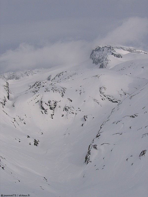 Chaine frontalière : Pointe Marie et Ouille d'Arbéron depuis le refuge d'Avérole.
Nos traces également dans le bas de l'Oney