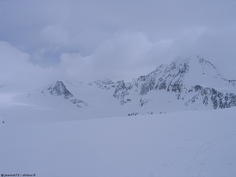 Glacier du Baounet : le glacier et la pointe des Lauzes Noires. A droite, l'ouille du Favre