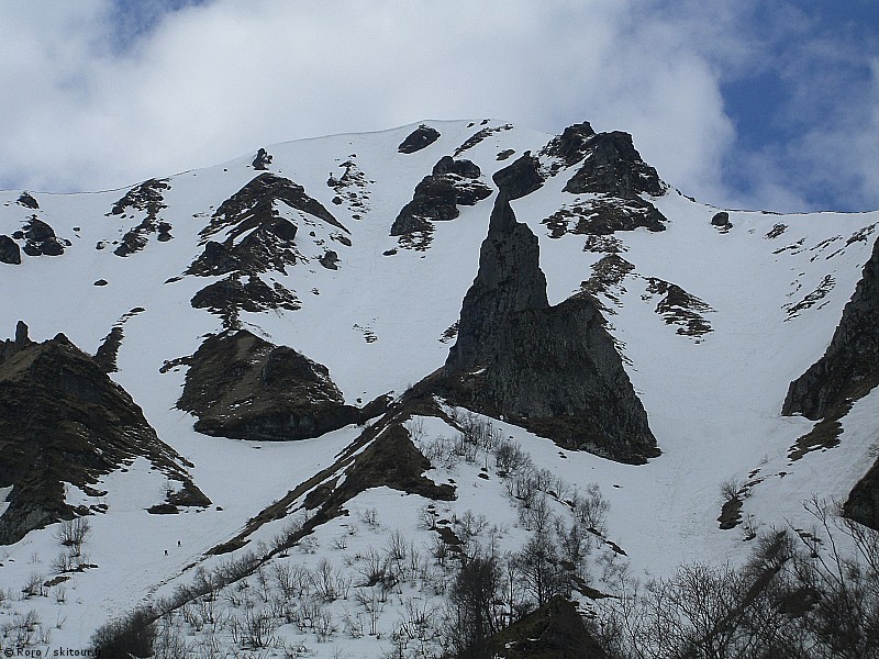 Vallée de Chaudefour : Perspective sur le couloir emprunté à gauche de l'aiguille du moine.