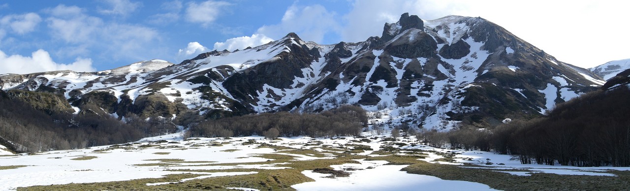 Fontaine Salée : Belle perpective sur les couloirs sud ouest du Sancy.