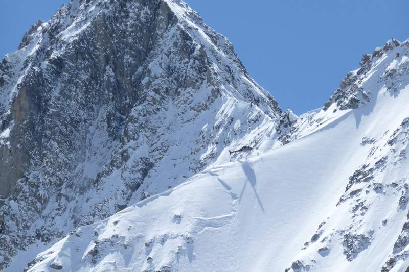 Col sup du Tour noir : Dépose d'un skieur, grosse plaque et grosse frayeur, puis récup. la queue basse du skieur par l'hélico