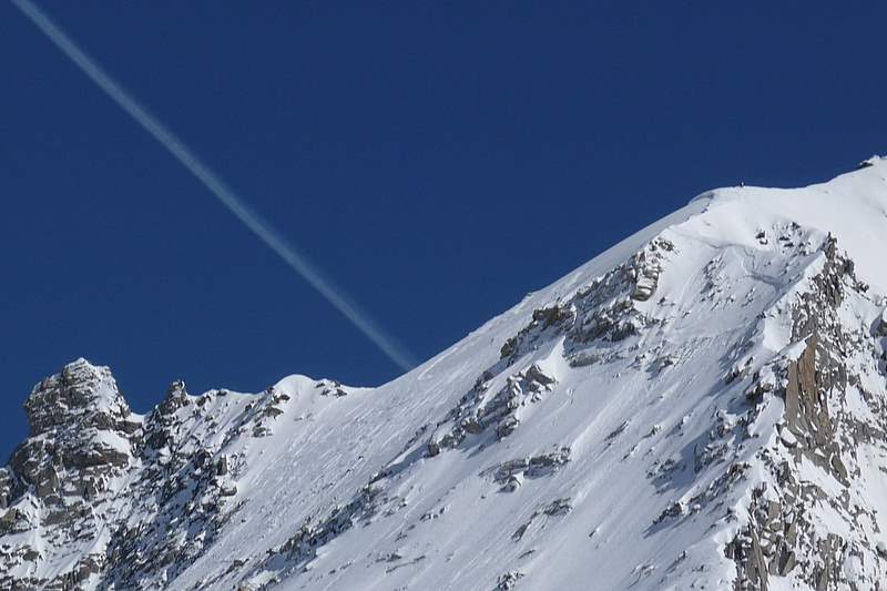 Grde Lui : La face N de la Grde Lui légèrement ravagée par nos bons frirailledeurs. A comparer avec la photo du topo prise juste avant leur passage.

On voit le caméraman en haut, ça donne idée de la taille de la cassure.