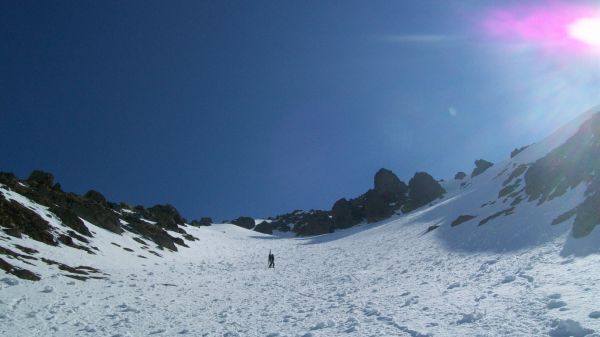 Pointe Alphonse Favre : Remontée du couloir central de la face W de la pointe Alphonse Favre. Neige dure.