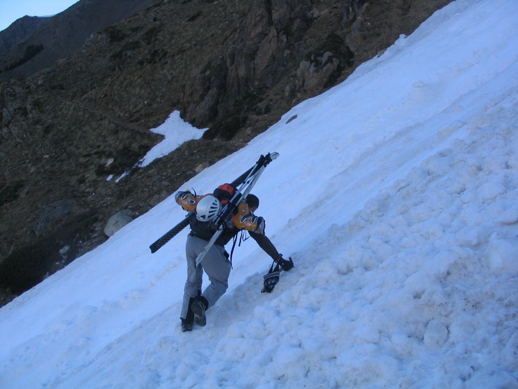 Couloir d'avalanche : Le crux de la journée, neige béton et baskés