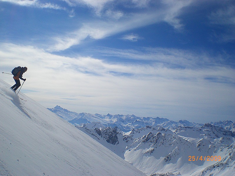 sous le sommet : la pente sommitale est en excellentes conditions.