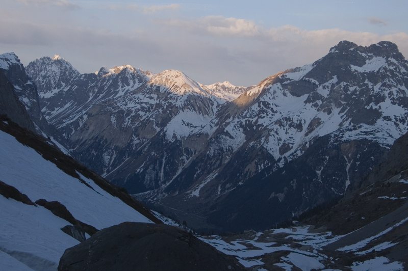 Petit Mont-Blanc : Dans la lumière du matin. 
Sommet mythique en VTT.