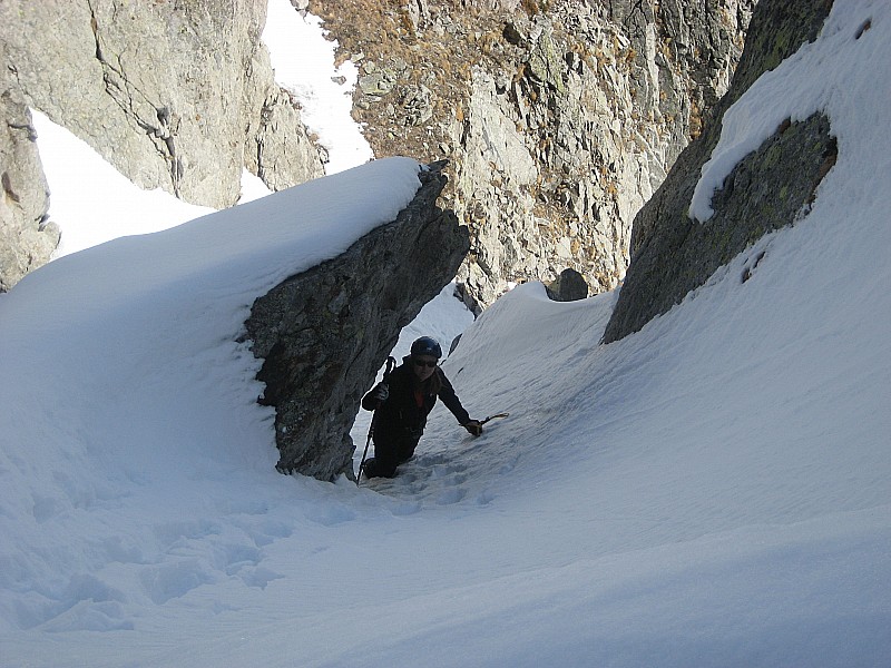 Brèche du Pas de la Balme : Le sommet du couloir, ça passe à pieds, trop de cailloux pour skier