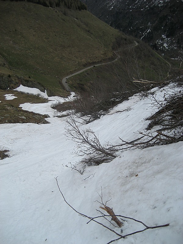 Brèche du Pas de la Balme : Une coulée providentielle permet de skier jusqu'à la route du Col de la Madeleine