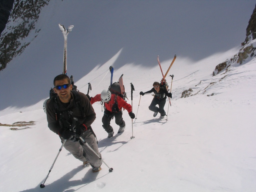Glacier de l'Encoula : Skis sur le sac pour la deuxième fois... et c'est pas fini !
