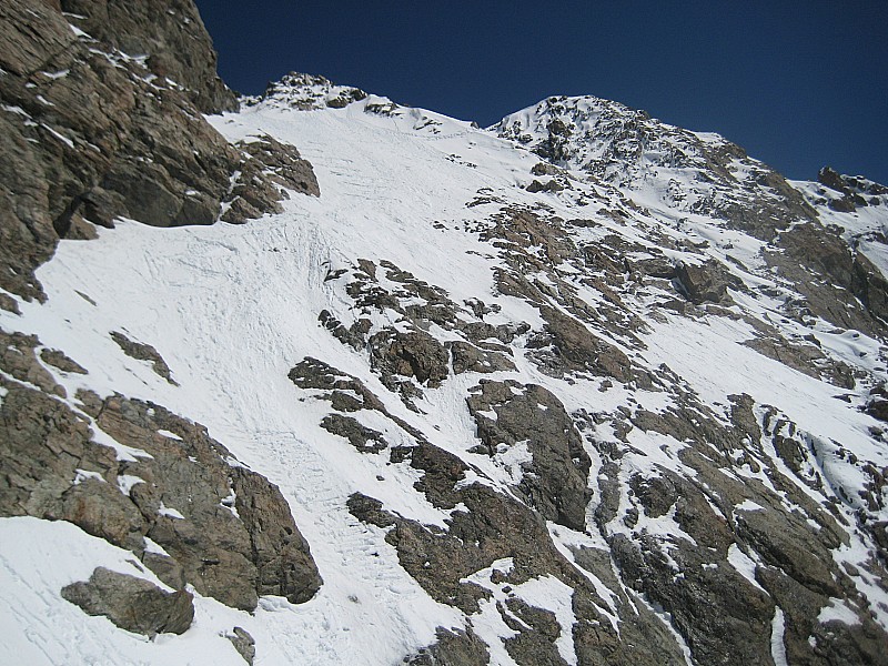 L'écharpe quasi-sommitale : Ô belle neige de printemps parfois adhérante aux dalles de rochers !