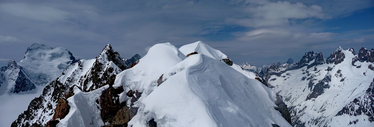 Les Ecrins : Depuis le sommet, le ciel est bien voilé mais le spectacle reste sublime.