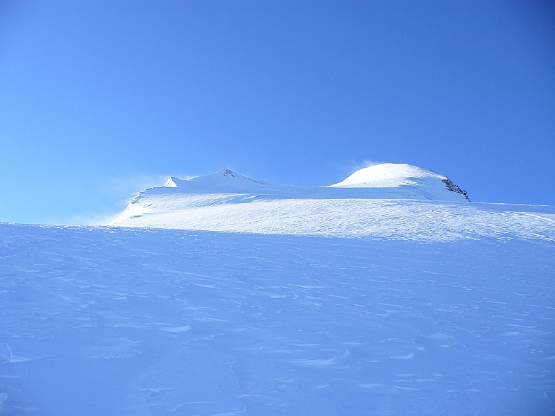 Sommets : A gauche la pointe Burnaby et à droite le Bishorn