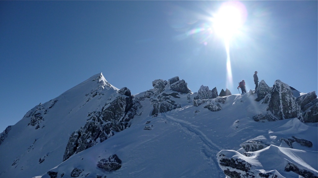 Sur l'arrête : On passera un peu plus bas pour rejoindre le sommet.