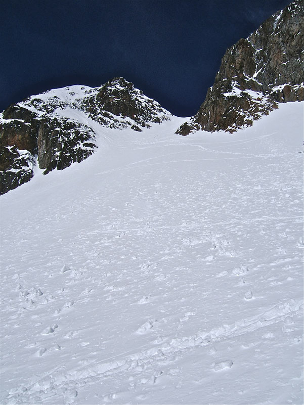 GELAS : Le couloir E du Gélas, il y en a qui sont montés à ski jusqu'à la selle.